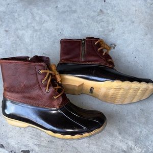 Women SPERRY rain/snow boots size 9. Work 2/3 times. In great condition.